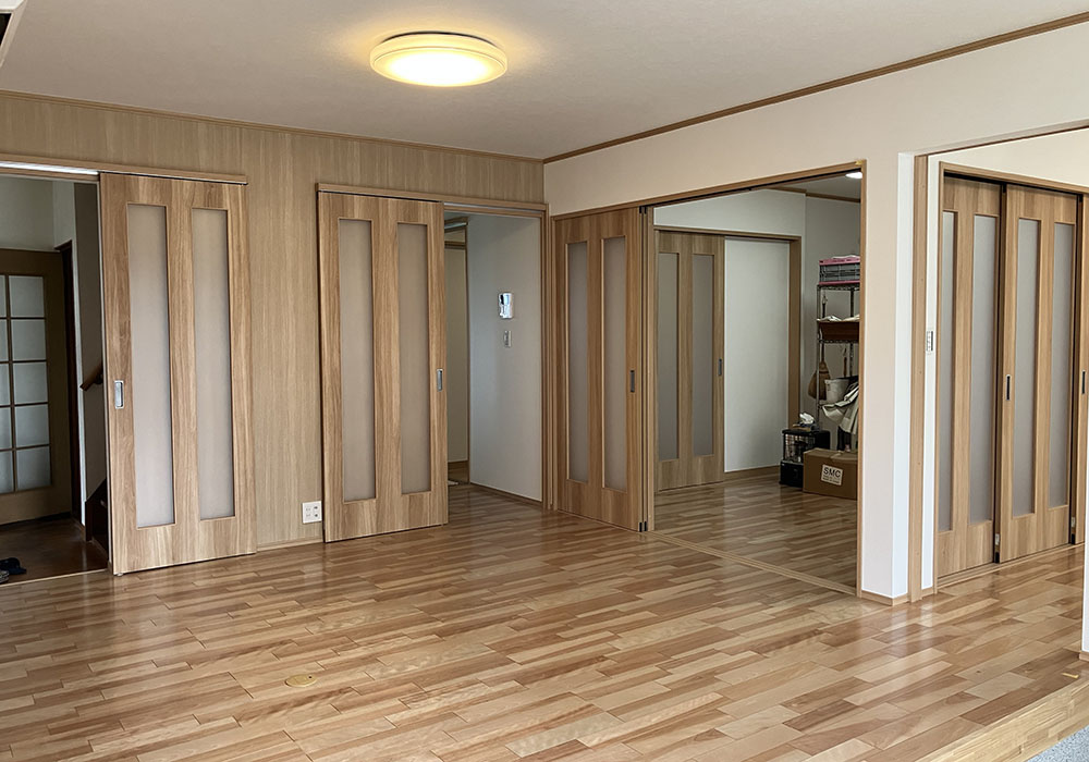 リビングと和室をつなぐ段差のないバリアフリーの部屋