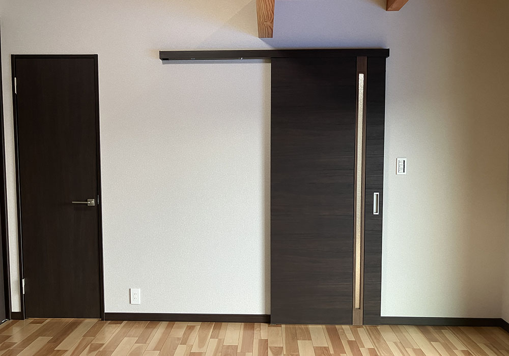 段差をなくした洗面脱衣所とゆったりとしたドア幅の浴室入口