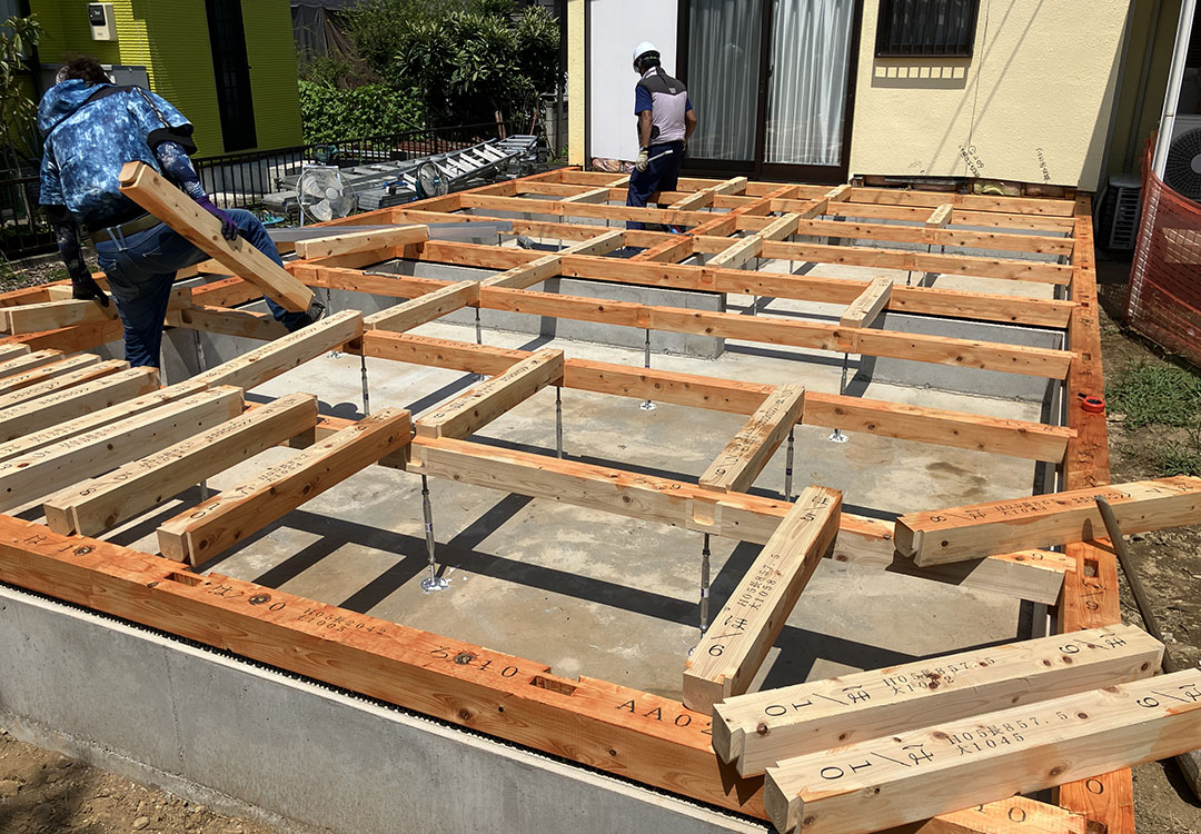 明るく開放的なリビングダイニングと木目調のインテリア