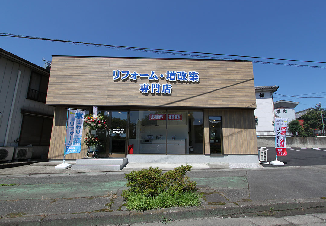 明るく開放的なリビングダイニングと木目調のインテリア