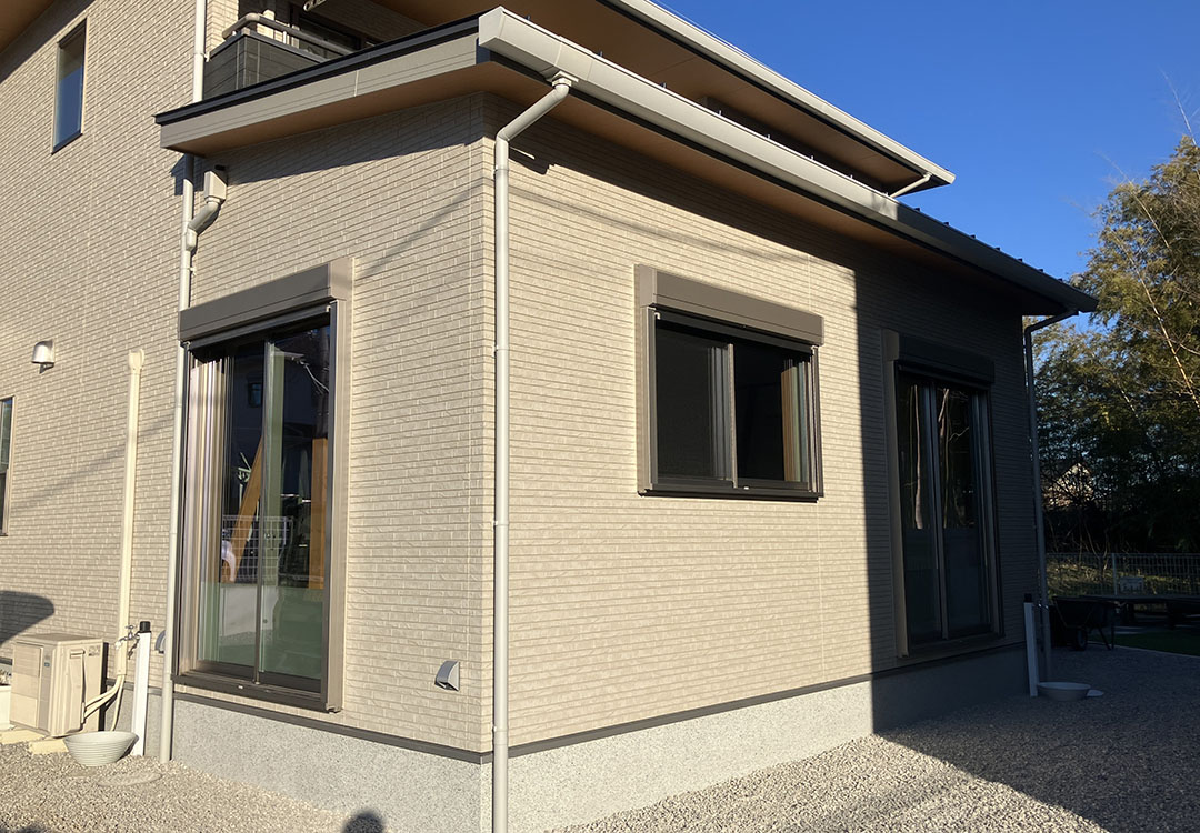 白を基調とした洗練された雰囲気のダイニング