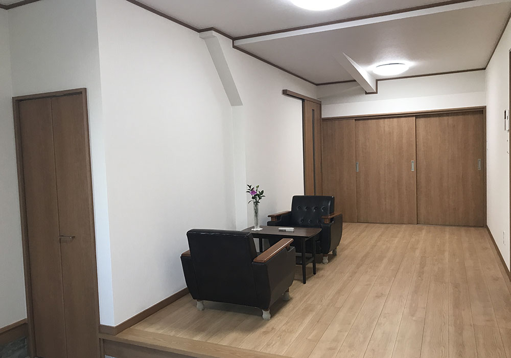 落ち着いた照明のある快適な部屋