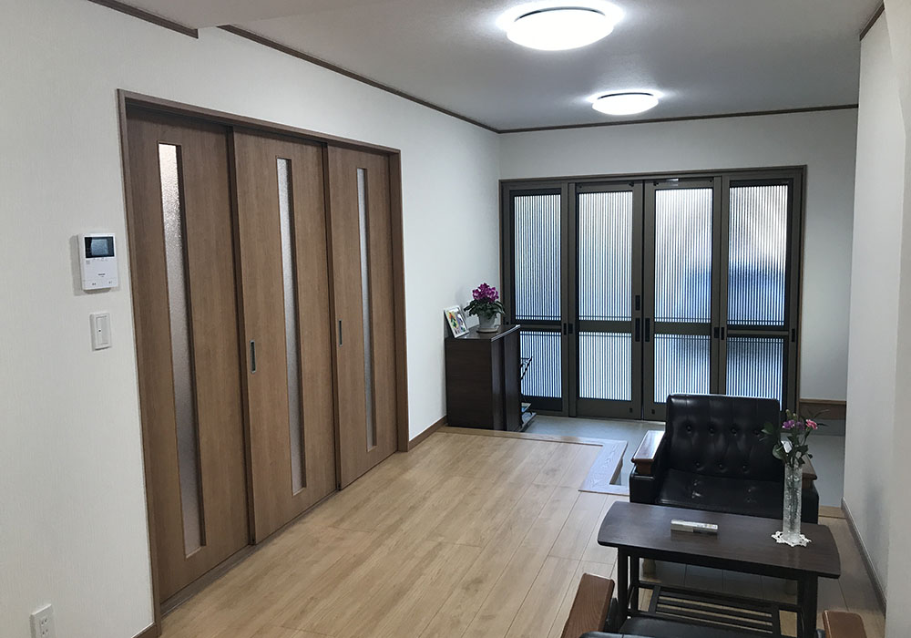 吹き抜けリビングと高窓のある開放的な空間