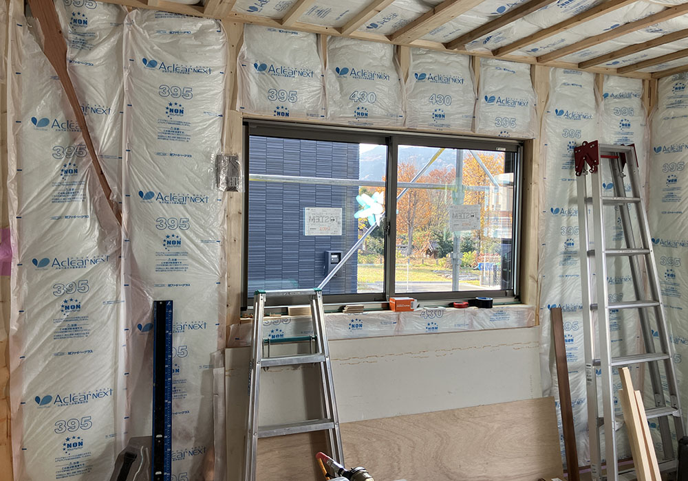 木とガルバリウムのモダンな住宅の外観