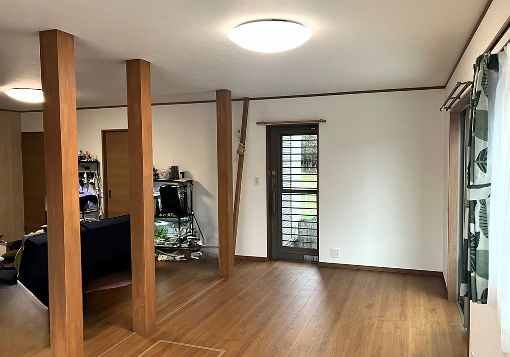 吹き抜けのある明るいLDKと木のぬくもりのインテリア