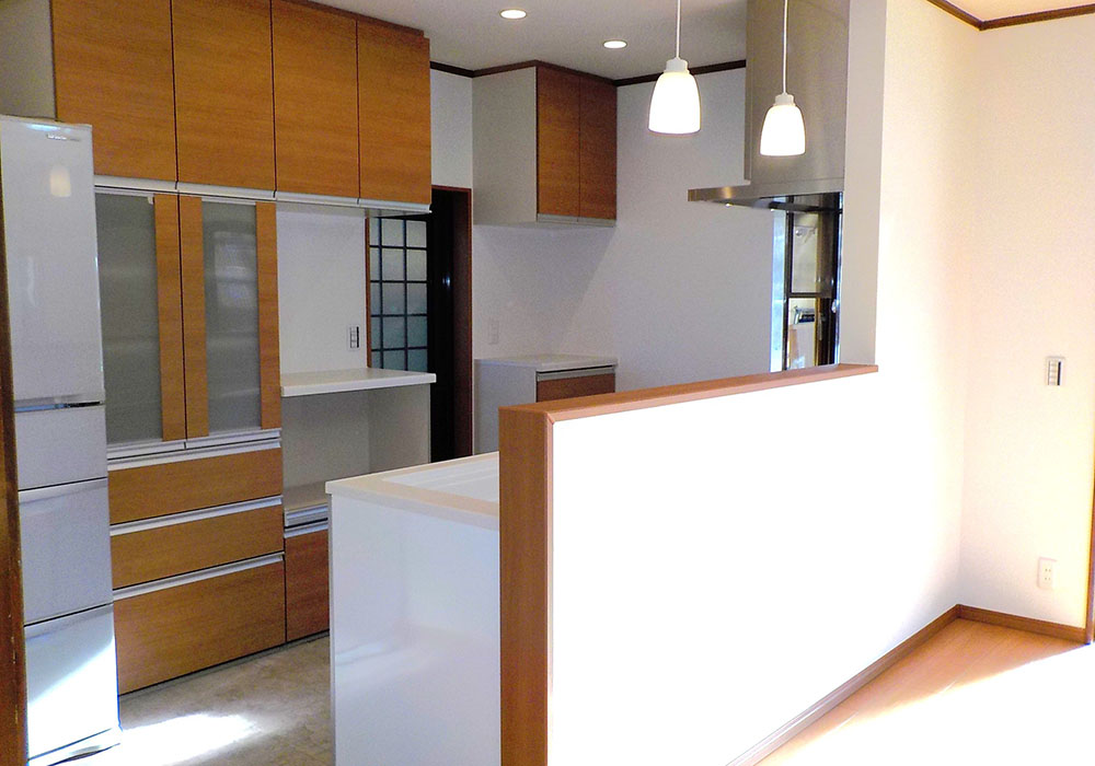 白を基調としたモダンなアイランドキッチン