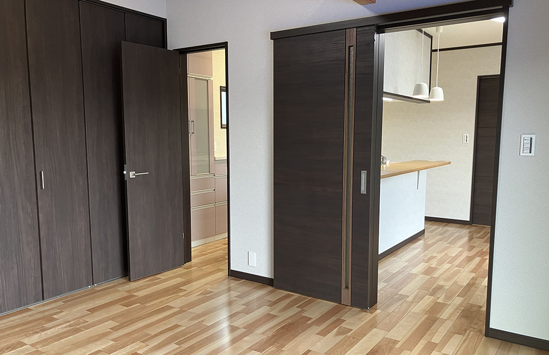 リビングとダイニングとキッチンが一体化した開放的な間取り