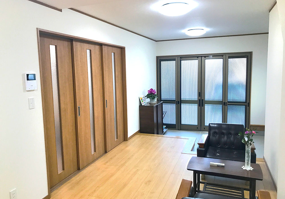 玄関からシューズクロークへつながる広々としたエントランス