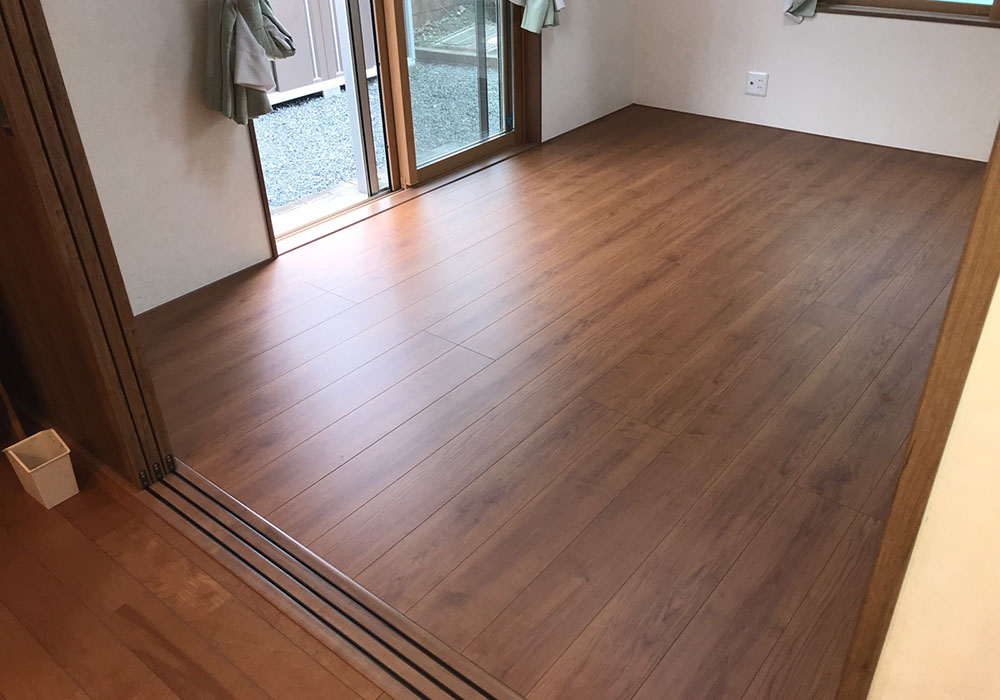 間接照明が柔らかく灯る木の書斎スペース