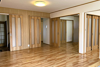 壁を取り払い開放的になったリビング