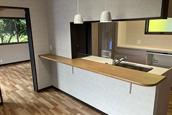 対面キッチンにリフォームされたモダンなLDK