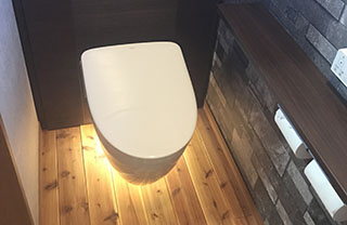 モダンな門柱と緑豊かな植栽